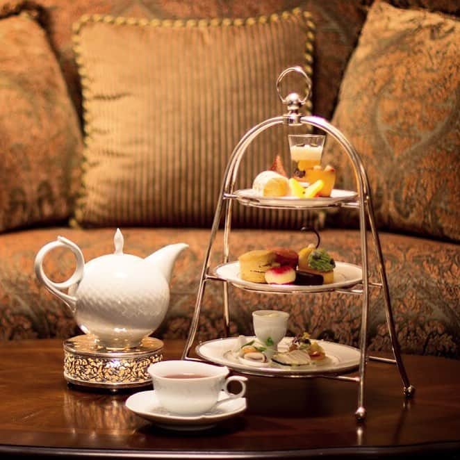 のインスタグラム：「. Chill out with our luscious  #afternoontea . . 甘さに耽溺する時間も、たまになら。 . #TeaAtWestinOS #アフタヌーンティー #teatime #ティータイム #紅茶 #tea #sweets #スイーツ #ラウンジ #lounge #chill #ソファ #ティーポット #マイセン #meissen #cake #cafe #カフェ #梅田 #くつろぐ」