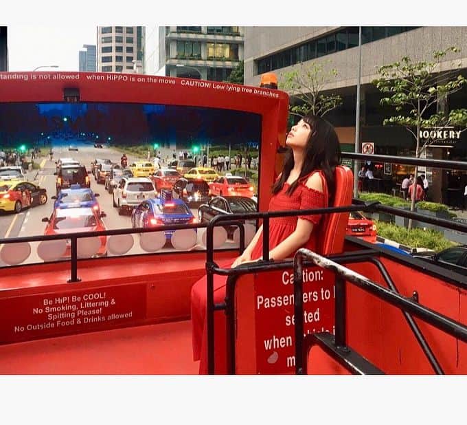 与田祐希のインスタグラム：「お正月明けました🎍  ボーーーッと シンガポールの街並みを 観ている与田ちゃん。  ボーーーッと 変わりゆく風景を 眺める与田ちゃん。  いつのまにか  日が暮れてました  #与田ちゃん #日向の温度 #シンガポール #乃木坂46 #与田祐希」