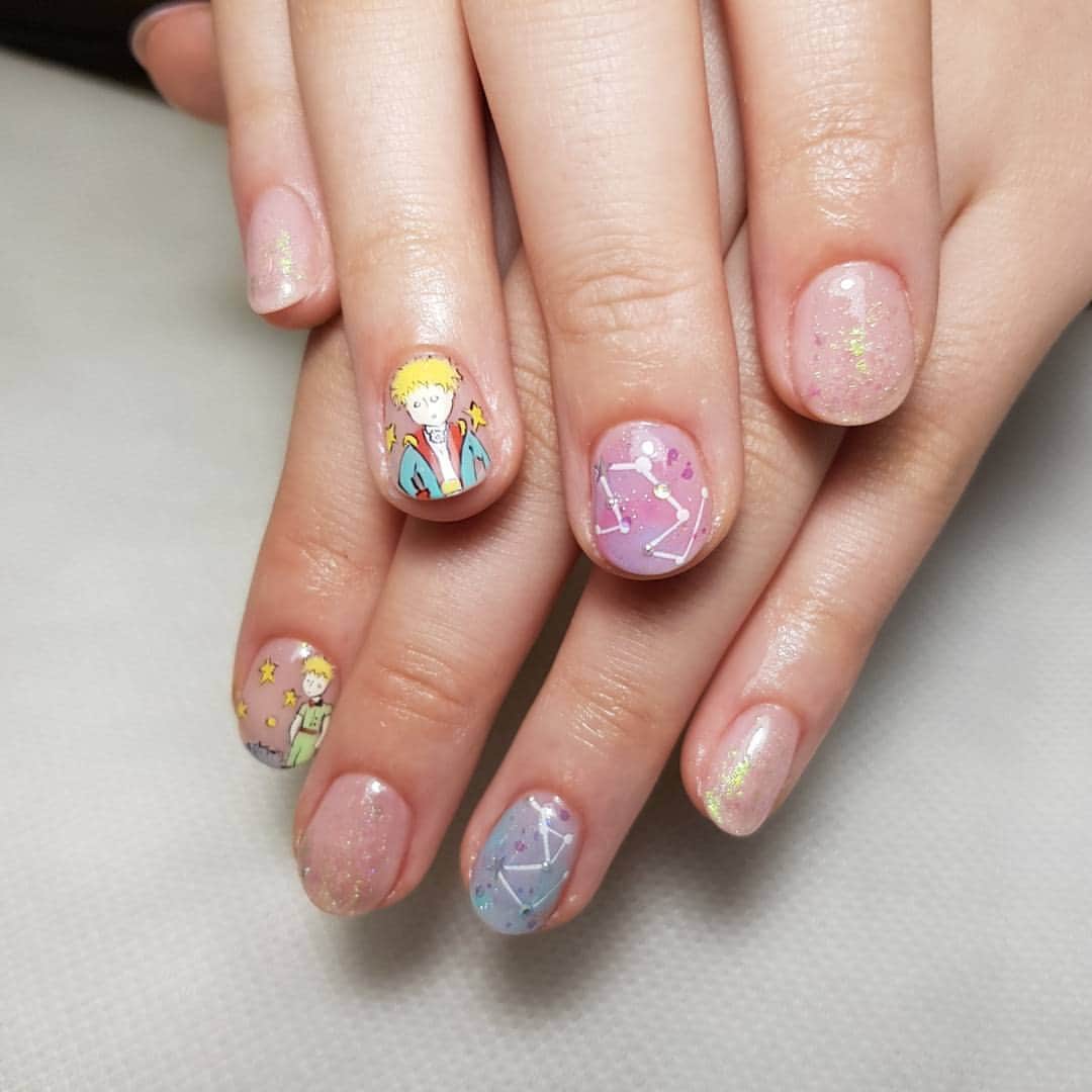 Yingさんのインスタグラム写真 - (YingInstagram)「Quickie Little Prince x dreamy constellation omakase set #nailart #ネイル#ネイルアート#ジェルネイル  Gel mani: $60 Art: $55 + soft gel overlay $10 or hard gel overlay $30  Glossary: 👉 "Quickie" = done within a standard 2 hour slot, including classic manicure, nail art and gel removal, if any 👉 "Omakase" is when customer says I can do whatever I want because she doesn't have a design in mind and is ok to let me decide. Omakase is not for picky/conservative people, or for people who do have something in mind that they would rather do. Here, she knew she wanted Little Prince and galaxy theme, so since the Little Prince is a rather quirky and cute character, I chose a light and sweet colour palette. Instead of a strong black galaxy base, I did a sweet marble base with white constellation art to go better with the Little Prince. She was really tired from her long-haul flight and didn't want something complicated that would take too long so I added Aurora Flakes for soft, dreamy filler nails.」1月5日 14時36分 - nailartexpress