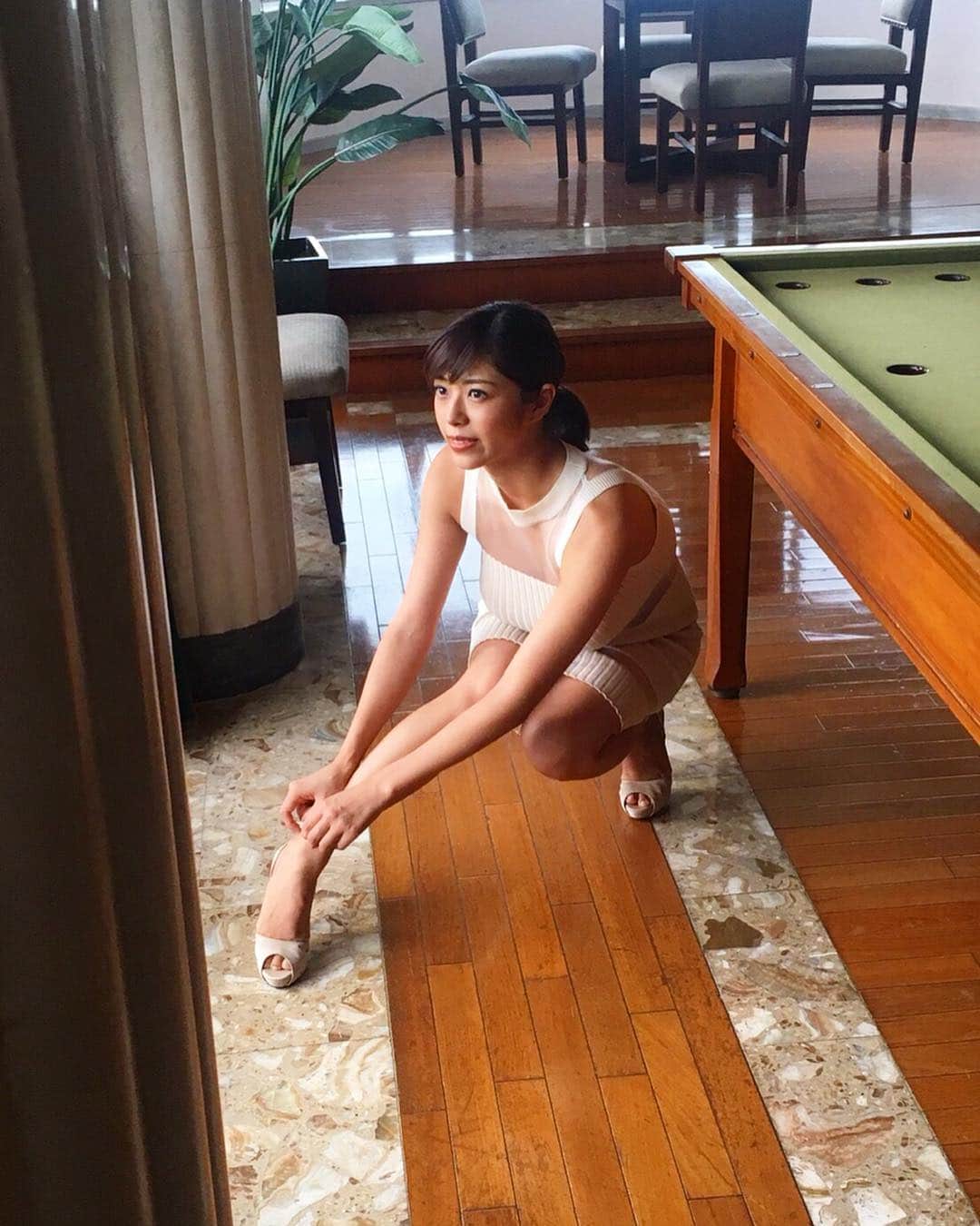 わちみなみのインスタグラム：「本日発売のFRIDAYにグラビア掲載していただいております(*^o^*) . こんにちわちち、です。笑 ぜひみてね☃️ 新年初掲載です❗️ありがたいな🌅😊🧡 . ストラップ持ってみてと言われて触ってみているところです。笑 . はてな❓な感じが少し出てる笑！！ . #わちみなみ #FRIDAY #靴紐 #謎の所作 #海 #お家 #曇り」