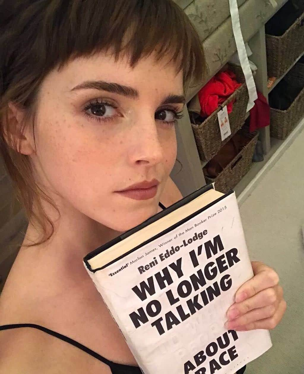 エマ・ワトソンさんのインスタグラム写真 - (エマ・ワトソンInstagram)「Have you had a chance to pick up a copy of @oursharedshelf Jan/Feb book choice, Why I’m No Longer Talking to White People About Race by @renieddolodge ?! #oursharedshelf」1月6日 2時20分 - emmawatson