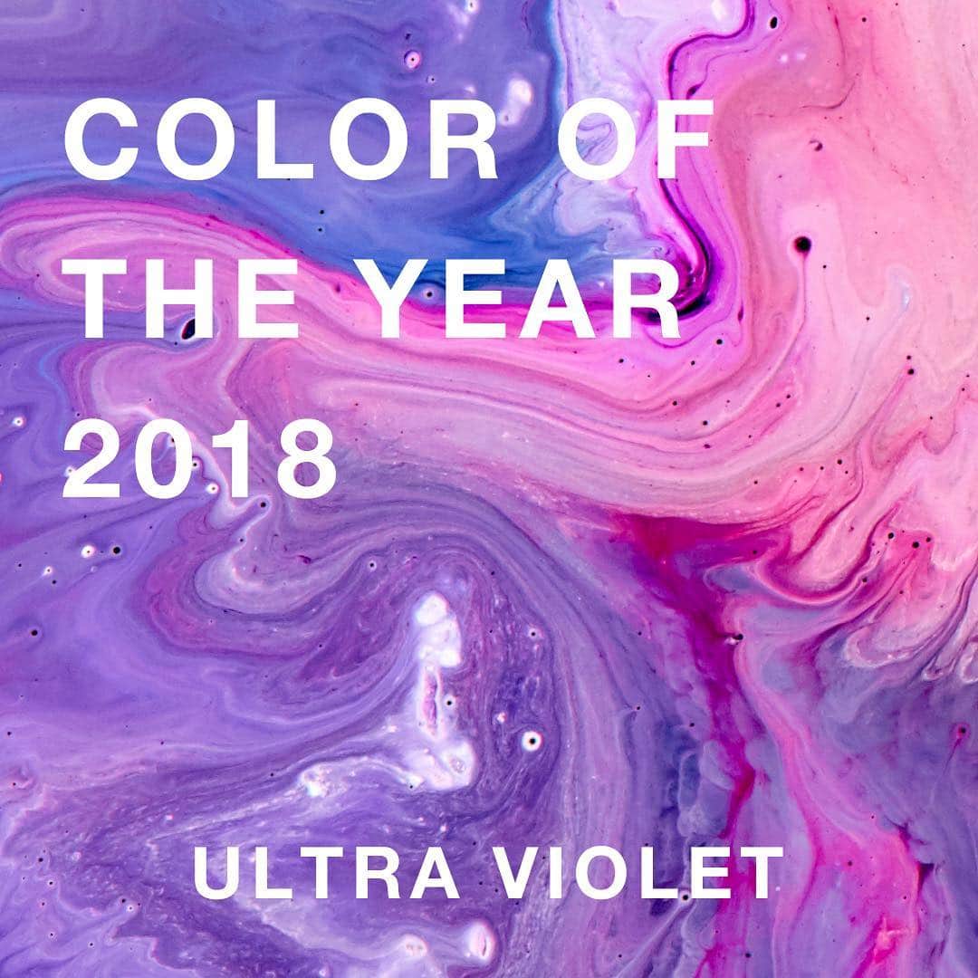 EYEMANIAのインスタグラム：「【Color of 2018】 🎍あけましておめでとうございます🎍 今年も @EYEMANIA01 をよろしくお願いいたします✨ 仕事始まり、もう金曜日。 ３連休明けから徐々にエンジンをかけていきましょう❤️ ⠀⠀ 2018年の流行カラーは、ウルトラヴァイオレット。 独創的で想像力豊かで、未来への道を切り開くカラーリングを意味するみたい。 ⠀⠀ 2018年のメイクも、想像力豊かな #EYEMANIA で輝く個性美を手に入れて。 ⠀⠀ ⠀⠀ @eyemania01」