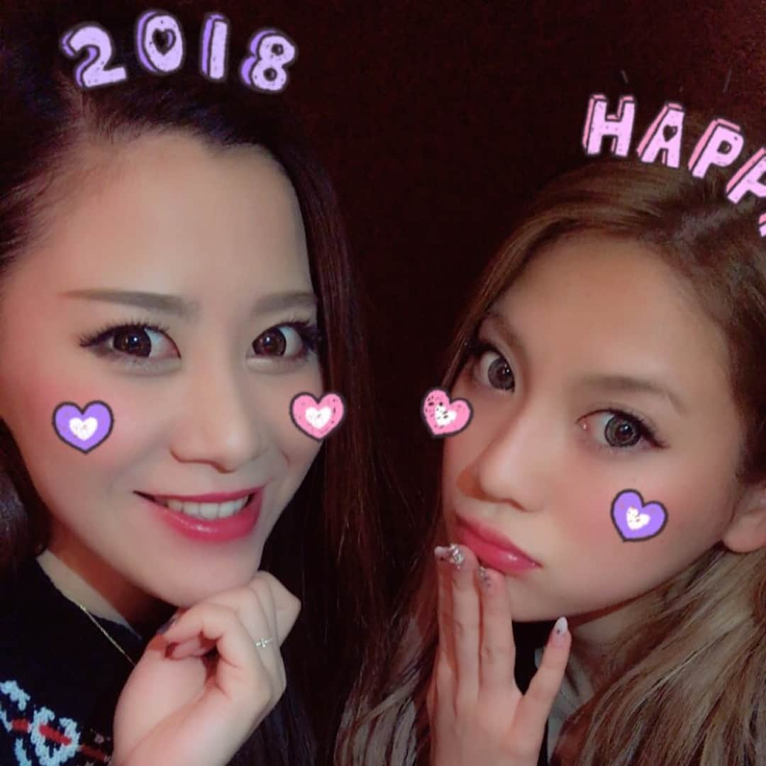 HIRONAのインスタグラム：「こないだまーたんに誕生日祝いしてもらっちゃった❤️❤️❤️#まーたんありがとう😭✨#ららつー楽しかった💕#あご姉妹🤣笑#だいすき💗」