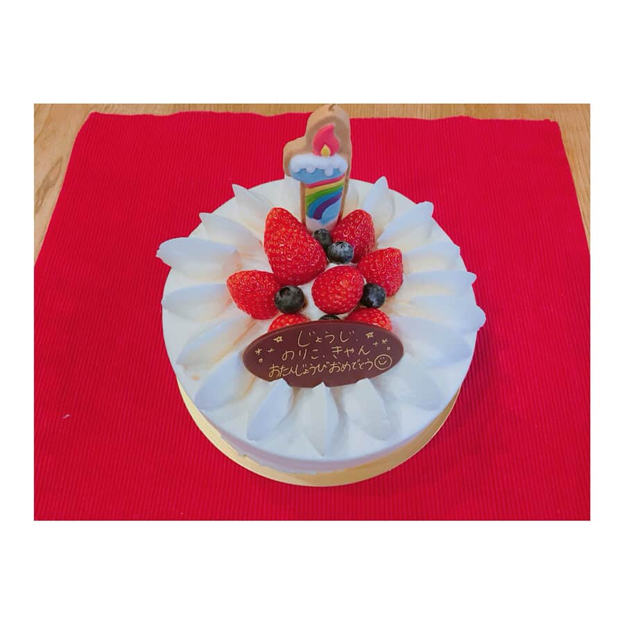 西村季里子のインスタグラム：「・ きょうは親友のまあじゅと息子くんと きやん(私)とお母さんの 合同誕生日パーティーしたよ🎂 ちょっと早いけど3人とも1月だし もう少しで私も東京に戻っちゃうからね😢 家族みんなと食べるの幸せだなぁ💕 正月太りはきちんと鍛えて痩せるので 本日も投票お願いします_:(´ཀ`」 ∠):笑 #誕生日#ケーキ#パーティー#家族 #birthday #cake #party#family #Tarzan#雑誌#発売中 #筋トレ#今日トレ#内蔵脂肪 #今日トレGirls#ファイナリスト#総選挙 #トレーニング#むきむきりこ #西村季里子#水着#初水着撮影 #beforeafter #私が一番鍛えがいあると思う #投票#お願いします プロフィール欄にURL載せています💓 #follw#followme #instagood」