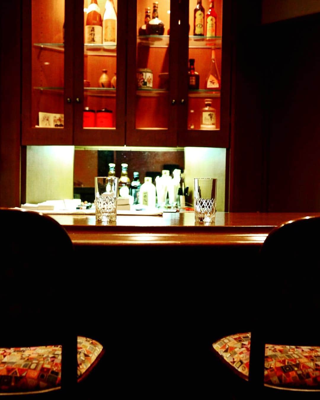 Palace Hotel Hakone / パレスホテル箱根さんのインスタグラム写真 - (Palace Hotel Hakone / パレスホテル箱根Instagram)「Have a pleasant evening at bar Piccolo with some drinks and karaoke.  夜にはカラオケバーピッコロへ。お酒を楽しむもよし、歌歌いになるのもよし。皆様でどうぞ楽しい夜を。 #パレスホテル箱根 #PalaceHotelHakone #箱根 #hakone #ホテル #バー #カラオケバー #ホテルステイ #hotelstay #閉館まで4日 #4daysuntilclosing」1月5日 21時14分 - palacehotelhakone