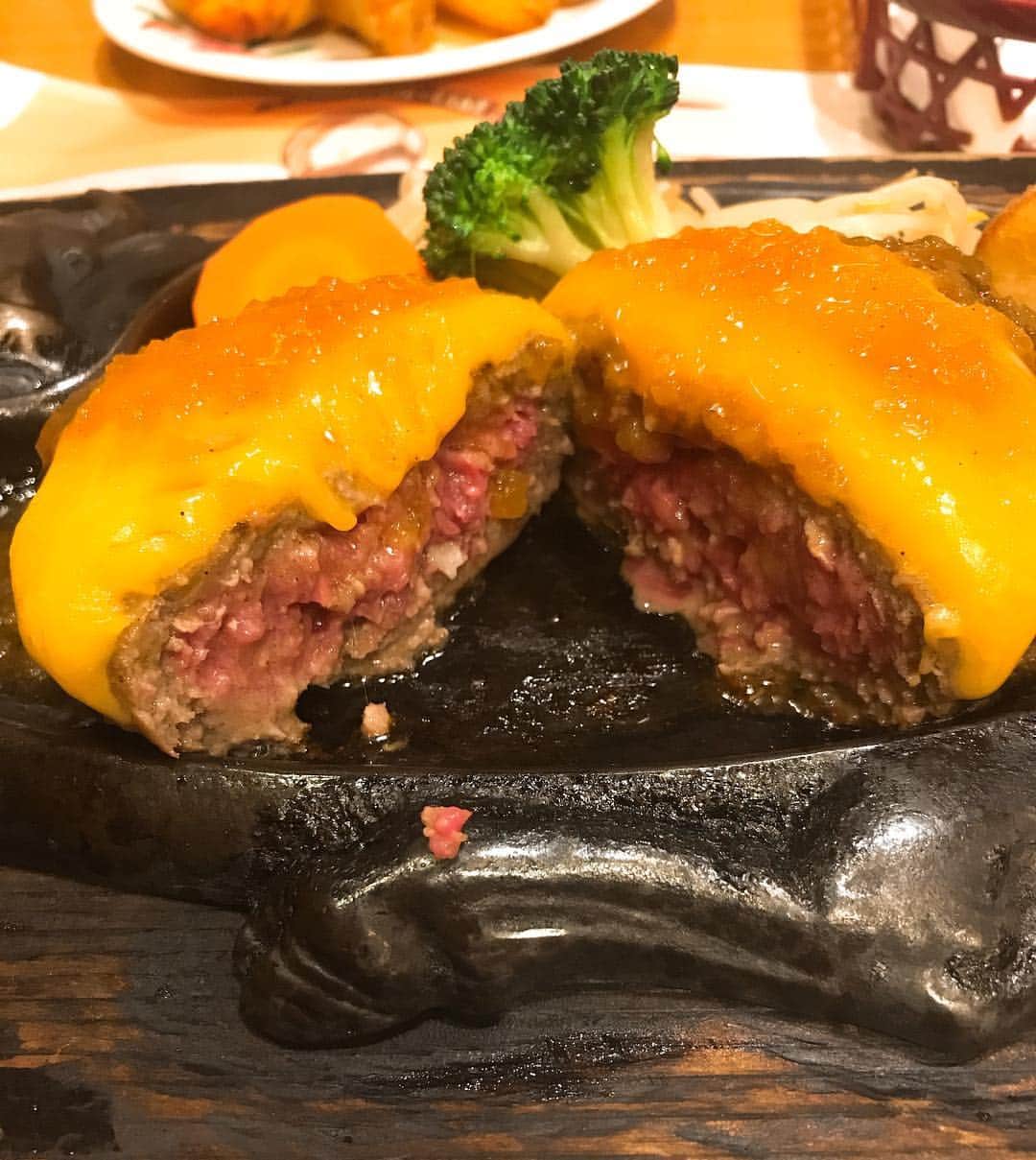 浜田由梨のインスタグラム：「#さわやか #チーズハンバーグ #オニオンソース #地元 #浜松 #love #dinner #💕 毎回いっしょのメニュー笑」