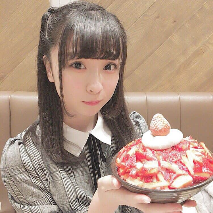 千葉思佳さんのインスタグラム写真 - (千葉思佳Instagram)「ソルビンっていうカキ氷屋さん行ってきた🍧  今日はいちごの日ということで期間限定メニューのいちごのにしたけど今度は他のも食べてみたいっ☺︎ . . . . . #ぷちぱすぽ #ぷちぱ #千葉思佳 #おもちゅ #ソルビン原宿 #sulbingharajuku #ソルビン #sulbing #カキ氷 #原宿 #harajuku #原宿カフェ  #原宿スイーツ #いちご #strawberry #いちごの日 #いちごスイーツ #rojita #ワンピース #チェック柄 #リボン #くるりんぱ #くるりんぱアレンジ #黒髪 #ストレート #ストレートヘア #ヘアアレンジ」1月5日 22時36分 - chiba_omoka15