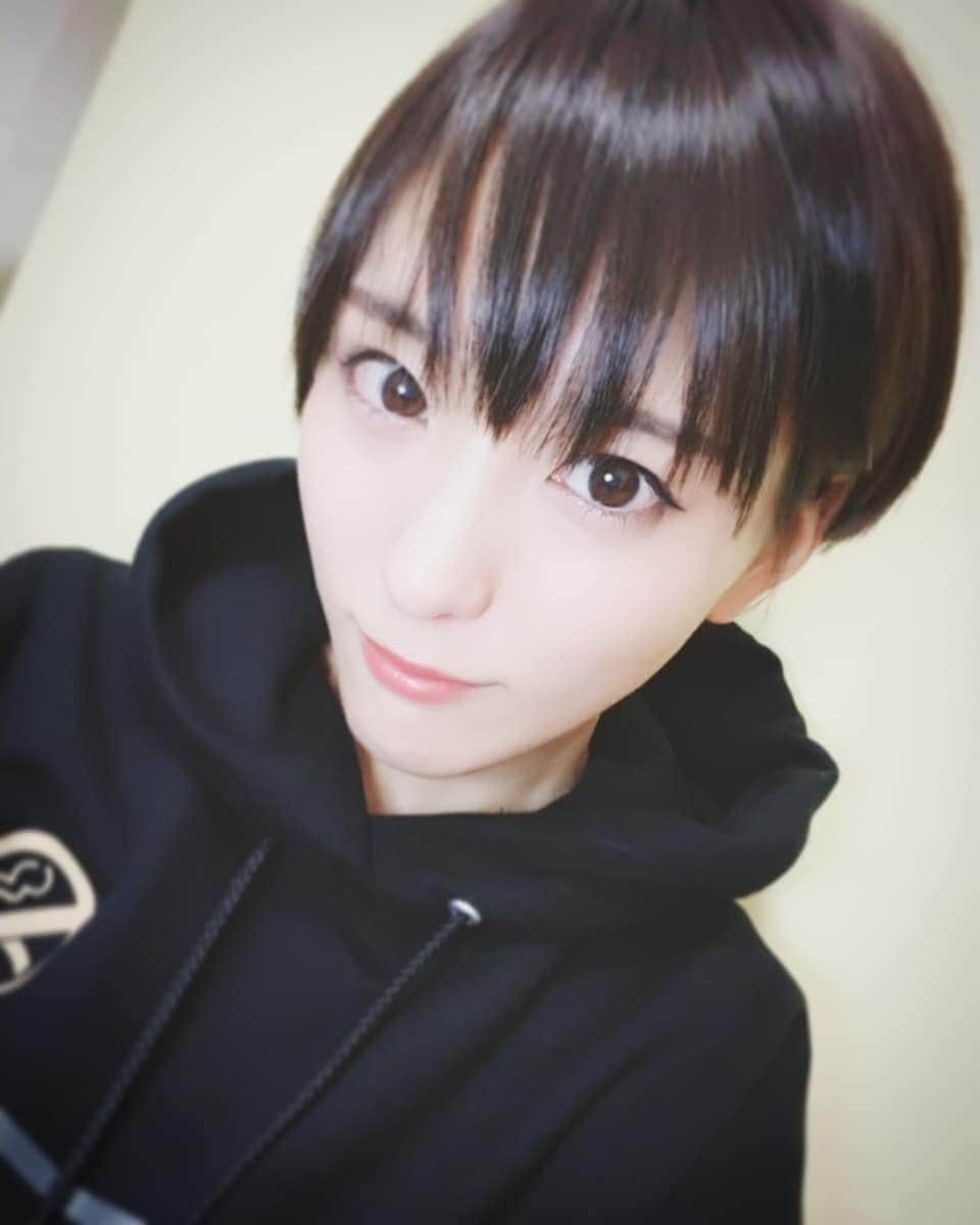 朝比奈祐未さんのインスタグラム写真 - (朝比奈祐未Instagram)「. . 髪切りました！！バッサリ！ 好評でとっても嬉しいですー！ 最高に気に入ってます◎ . カットだけのつもりだったけど 急遽カラーまでやってもらってしまい💦 ご無理言ってすみませんでした ; ;  いつもありがとうございます！ . #selfie #hair #hairsalon #japan #yokohama #eluhairdesign #shorthair #自撮り #ショートヘア #ショートカット女子 #美容室 #エルヘアデザイン #ボーイッシュ #グラドル #グラビアアイドル #朝比奈祐未」1月5日 23時57分 - yumi_asahina