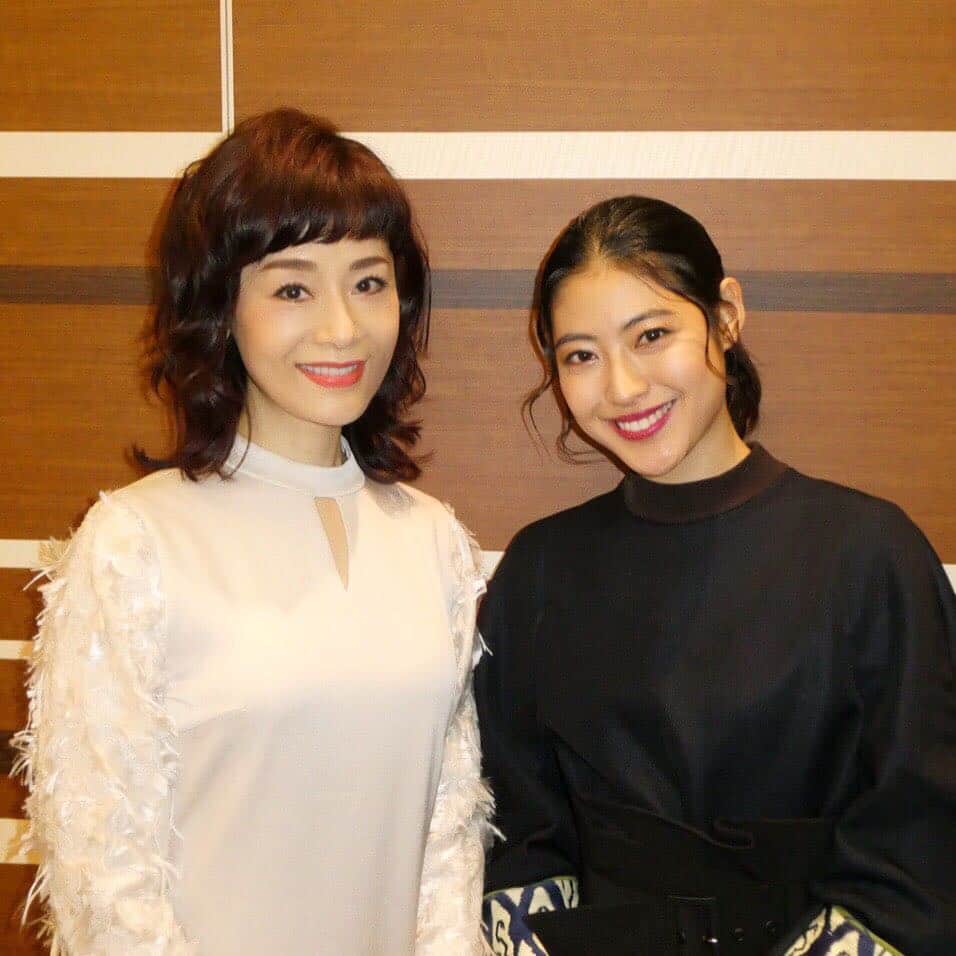 瀧本美織のインスタグラム：「お綺麗過ぎる大地さんと💓✨越路さんの記念碑を訪れました。 #ダブル#コーちゃん#大地真央 さん#テレビ朝日#帯ドラマ劇場#越路吹雪物語#1月8日スタート」