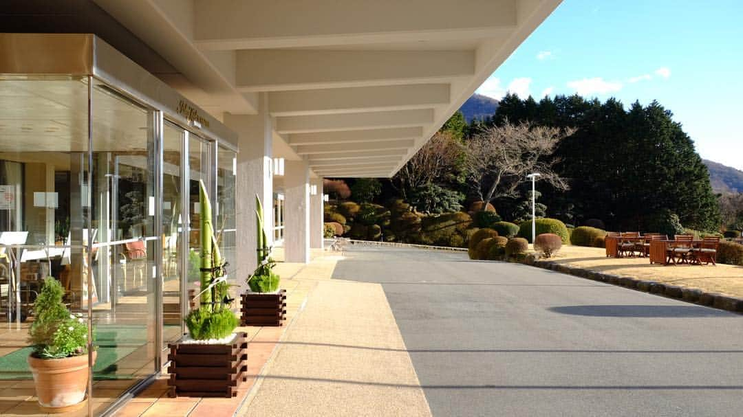 Palace Hotel Hakone / パレスホテル箱根のインスタグラム：「The staff sees our guests off at the entrance, in hopes of encounters in the near future!  お客様がホテルを離れるその瞬間まで、ホテルスタッフはお見送りいたします。 パレスホテル箱根 #PalaceHotelHakone #箱根 #hakone #ホテルステイ #hotelstay #閉館まで3日 #3daysuntilclosing」