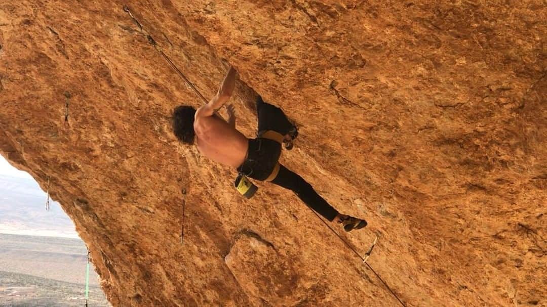 ジョー・キンダーのインスタグラム：「Day 2. Crux #1. V10. Still 8c+/9a to the anchor. Jeezez what am I doing? Thanks for the lil vid @jorge.visser」