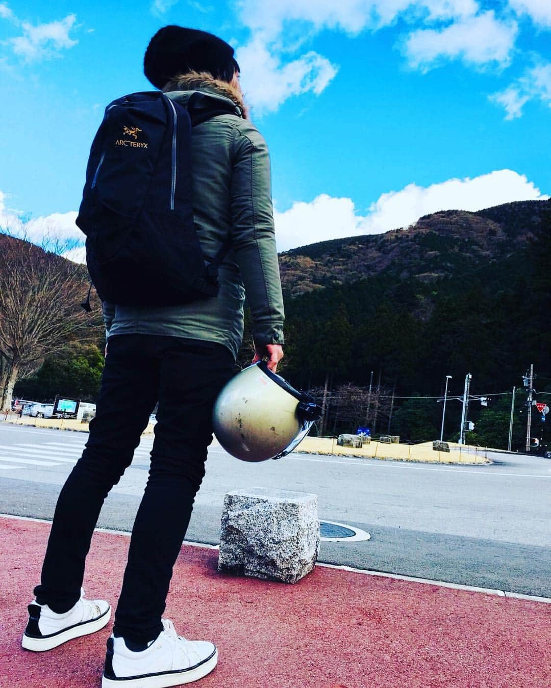 井上聡のインスタグラム：「天城越えのちょうど中間地点にある、「道の駅天城」で空を見上げたらすごく鮮やかで5分ぐらい見惚れてしまったぜ！ しかしまあ山はほんとに寒くて何度も何度も「もうバイク捨てたろかなあ」と思ったぜ！  次回  井上 「囲炉裏の試練にあちちのち！？」 ぜったい観てくれよな！  #山をなめるな #途中から指が痛すぎて感覚すらなかった #上は5枚下は3枚着ています #車で来ている人達はこれ見逃しにソフトクリームをペロペロしてやがる #ところで天城越えってどっちの方向から越えたいと歌っているの？ #なんかこの画像ボラギノールのCMっぽいな #旅行の思い出 #上聡」