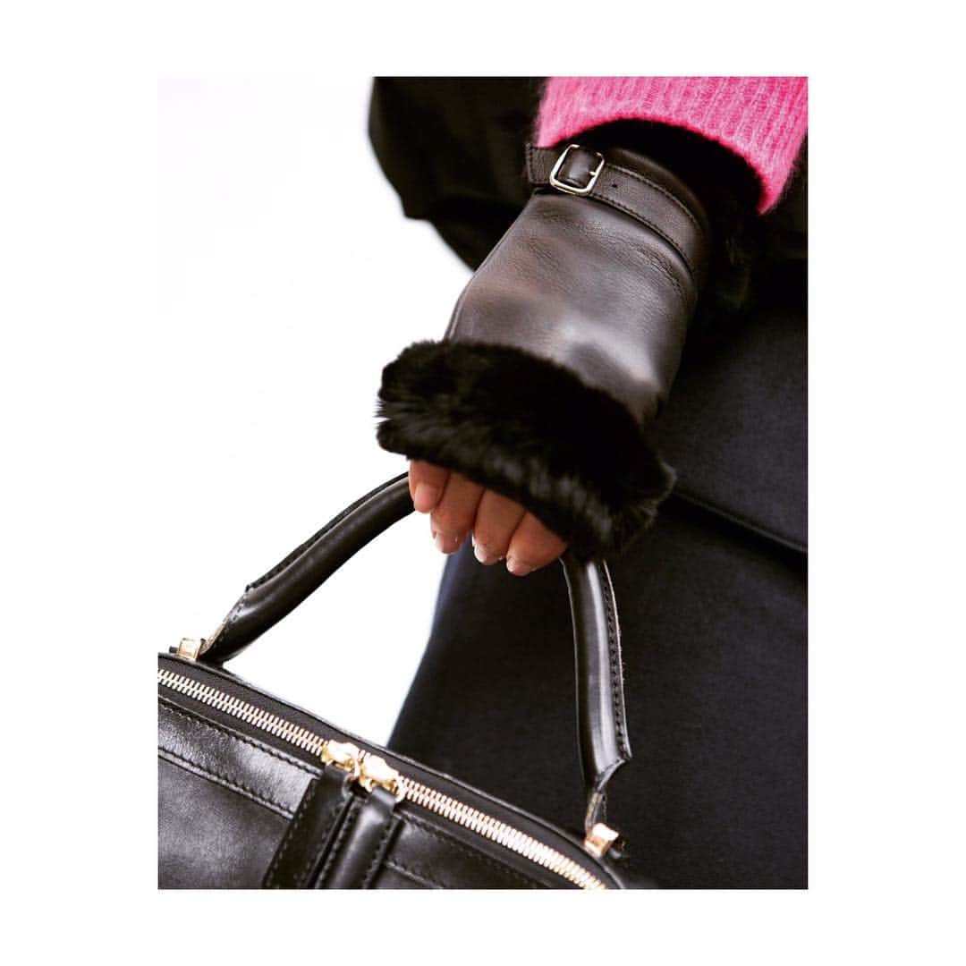 坪田あさみさんのインスタグラム写真 - (坪田あさみInstagram)「寒がりなくせに、せっかちな私は、昔から指なし手袋が好き。今冬は #causse （コース）のレザー＆ファーを愛用。これ、すっごくあったかくてつけ心地抜群、指なしなのに見た目もラグジュアリー😆👍 #glove#causse #コースはエルメスなどの手袋も作っているフランスのグローブ専門ブランド」1月6日 12時52分 - asamit1201