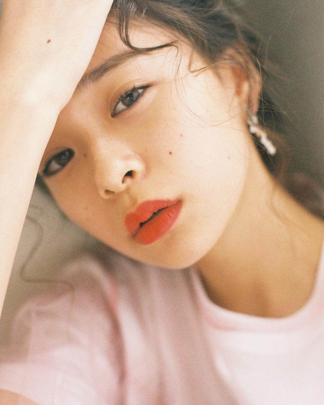 花盛友里のインスタグラム：「かわいいが過ぎる。。！ Shooting for @seventeenjp_mag . Model @ririka_tanabe_official  Hair and make up @tomoe___nakayama  Styling by @ainomasaki . . . #japan #photographer #japanese #girl #teenager」