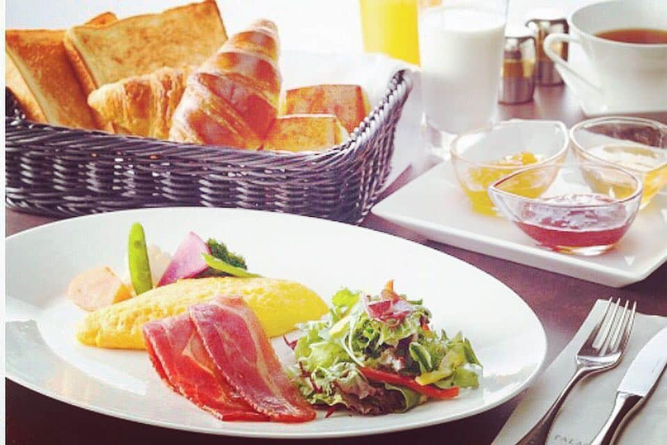 Palace Hotel Hakone / パレスホテル箱根さんのインスタグラム写真 - (Palace Hotel Hakone / パレスホテル箱根Instagram)「A late morning American breakfast at Humming sounds nice, doesn't it? ハミングのアメリカンブレックファーストで、遅めの朝食を。 #パレスホテル箱根 #PalaceHotelHakone #箱根 #hakone #ホテルステイ #hotelstay #閉館まで3日 #3daysuntilclosing」1月6日 9時41分 - palacehotelhakone