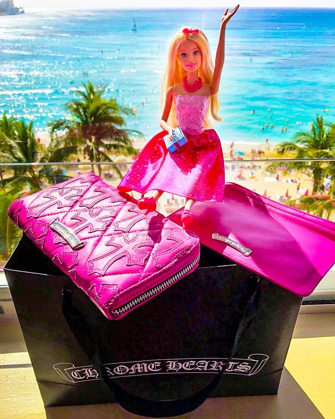 愛沢えみりさんのインスタグラム写真 - (愛沢えみりInstagram)「. . hello👱‍♀️💜🎀 今日もいいお天気🍀🌴 Hawaii来てから毎日がお天気☀️ Barbieちゃんもルンルンポーズ💘 クロムハーツで、pinkのお財布と ポーチ💖🛍 . 可愛すぎて一目惚れ💖💖💖 昨日買ったよ💖 今日もプール行くよん🧜‍♀️💓 . . #chromhearts#Hawaii#shopping#pink#Barbie#クロムハーツ#ピンク」1月6日 9時43分 - emiri_aizawa
