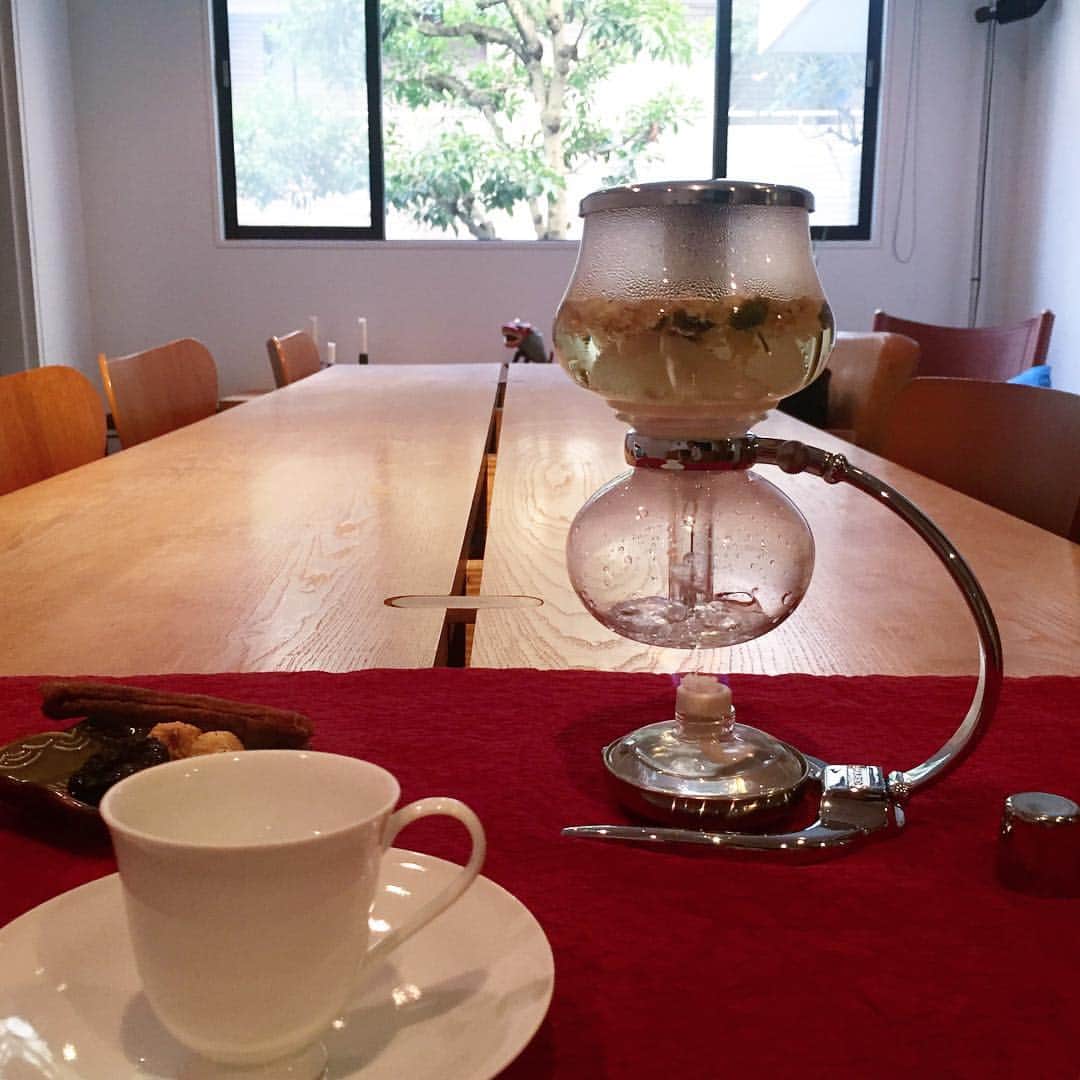 山本浩未さんのインスタグラム写真 - (山本浩未Instagram)「珈琲じゃなく菊花茶をドリップ。一杯分が淹れられるサイフォン#miniphon #hario」1月6日 10時09分 - hiromicoy