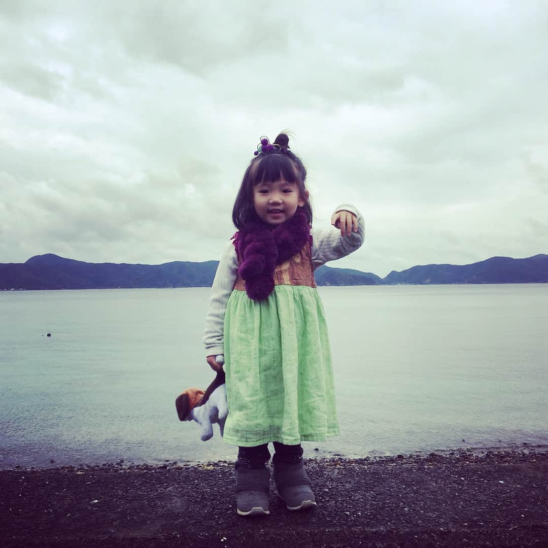 森本千絵さんのインスタグラム写真 - (森本千絵Instagram)「#fishing #amami #daughter #father  奄美大島にてむすめは 釣りざんまい」1月6日 20時52分 - chiemorimoto_goen