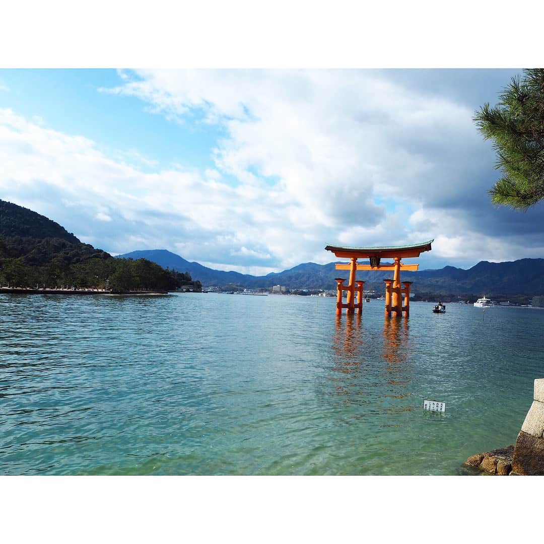 上西星来さんのインスタグラム写真 - (上西星来Instagram)「初広島旅へ😊！ 宮島に行って 厳島神社でお参りして おみくじをひいたり！！！！ 結果見るの緊張した、、、😳 ・ 牡蠣を食べたり✌🏻 ・ 平和記念公園や原爆ドームをみたり！ ・ お気に入りのおむすびを見つけたり！ちなみにむさしさんです😊  とってもゆったり充実した旅でしたとさ💓 Seira¨̮♡︎ #広島#旅#牡蠣#旅行」1月6日 13時21分 - seira_jonishi_tpd