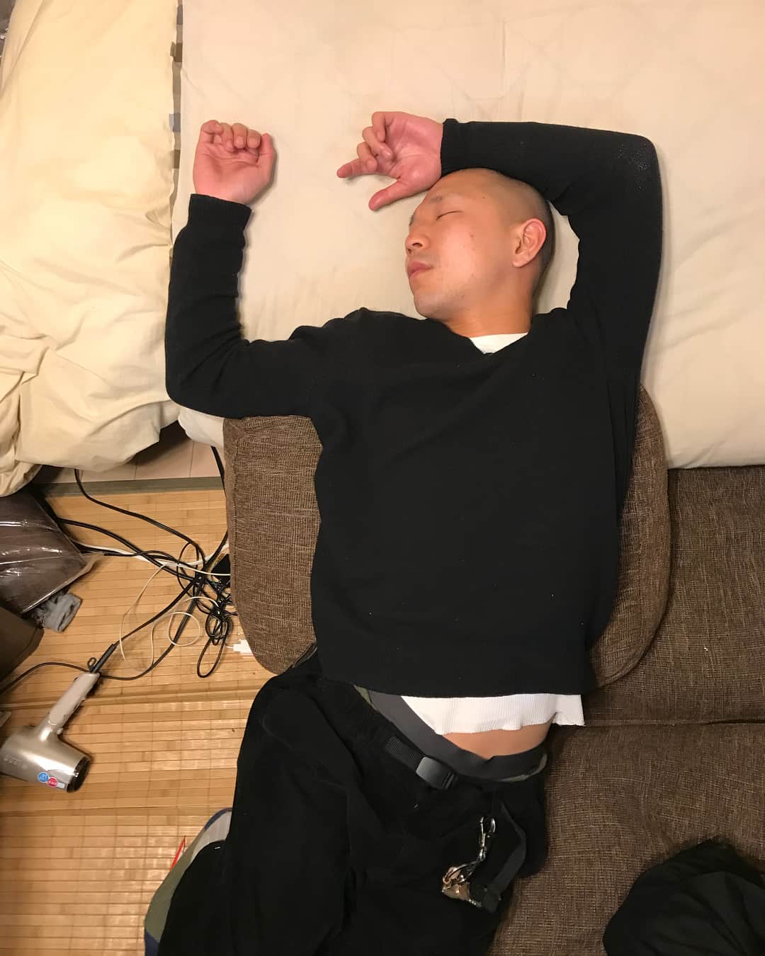岡下雅典のインスタグラム：「ヒガシ逢ウサカの今井。  海でジャンプする女の寝方してる…」