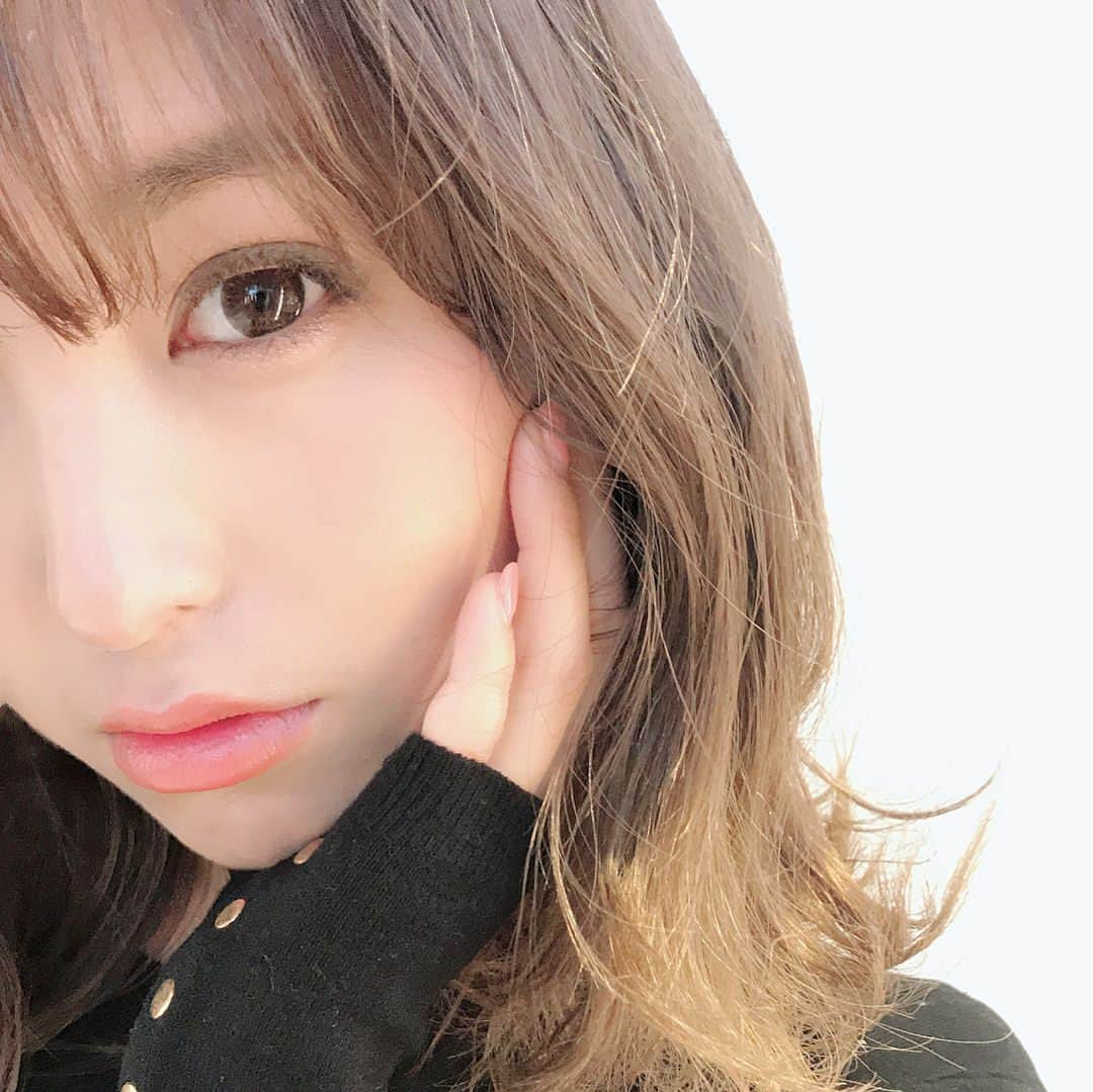 柳いろはさんのインスタグラム写真 - (柳いろはInstagram)「大阪の仲良しちゃんで フリーでヘアメイクしてる @yui_p3 にメイクしてもらた♥️💋 ・ ・ ♡アンニュイ大人make♡ シャドーが普段自メイクでは挑戦してなかったダークブラウンで大人っぽく♪ チークはaddictionのチークポリッシュ#12 で湯上りっぽい肌馴染がいい自然なチークに💭 ・ ・ 念願のゆいメイク💄 うれしい♡ ・ ・ @yui_p3  ありがとう👄. いつか撮影の時お願いしたいな♪ ゆいのインスタでメイクいろいろupしてるから参考になる💁🏼 ・ ・ #make #ゆいメイク #ヘアメイク #アンニュイ #大人メイク #湯上りチーク  #肌馴染み #チークポリッシュ #シャドウで #掘り深メイク #お気に入り #ありがとう♥️」1月6日 14時33分 - irohayanagi