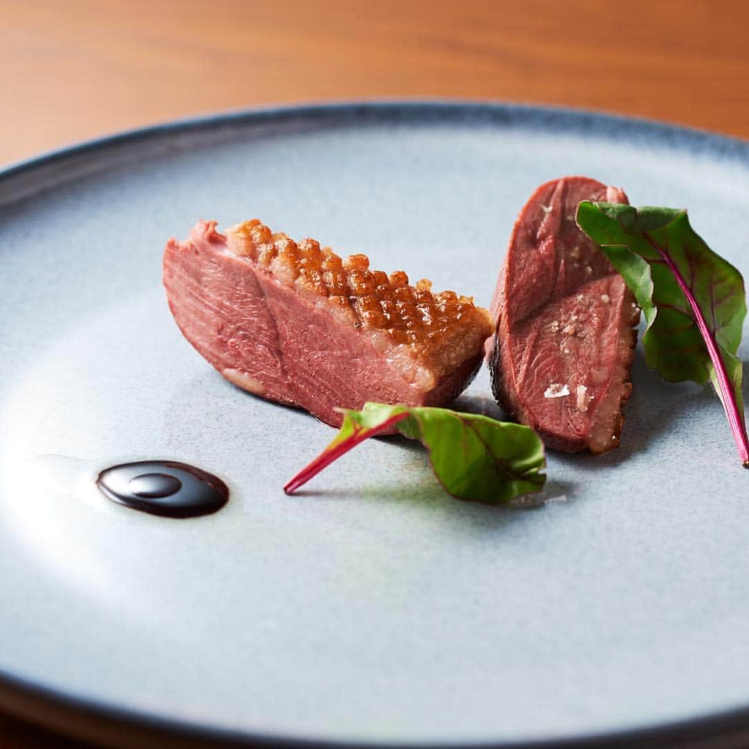 SION canteen&のインスタグラム：「. SION canteen& . マグレ鴨のロースト . 野菜だけでは無く、お肉料理にもこだわりがあります😊 . マグレ鴨とはフォアグラを作るための鴨で、フォアグラを取った後の鴨の胸肉です。 . 無農薬、有機栽培のお野菜を使ったSIONの野菜料理の数々😊 . #SION #sioncanteen #シオン #キャンティーンアンド #大阪 #淀屋橋 #北浜 #本町 #大阪ランチ #ランチ #野菜 #有機野菜 #旬 #食材 #季節 #料理 #ワイン #洋食の新しい形 #木 #温もり #空間 #無農薬 #有機栽培 #野菜 #vegetables #鴨 #マグレ鴨」