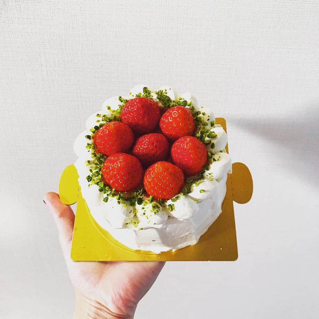 Kozue Yoshidaのインスタグラム：「#生デコ #生デコレーションケーキ #シフォンケーキ #苺ショートケーキ  #bettsbara #お誕生日ケーキ  オーダーのお誕生日ケーキ🎂  3歳のお誕生日、おめでとうございます」