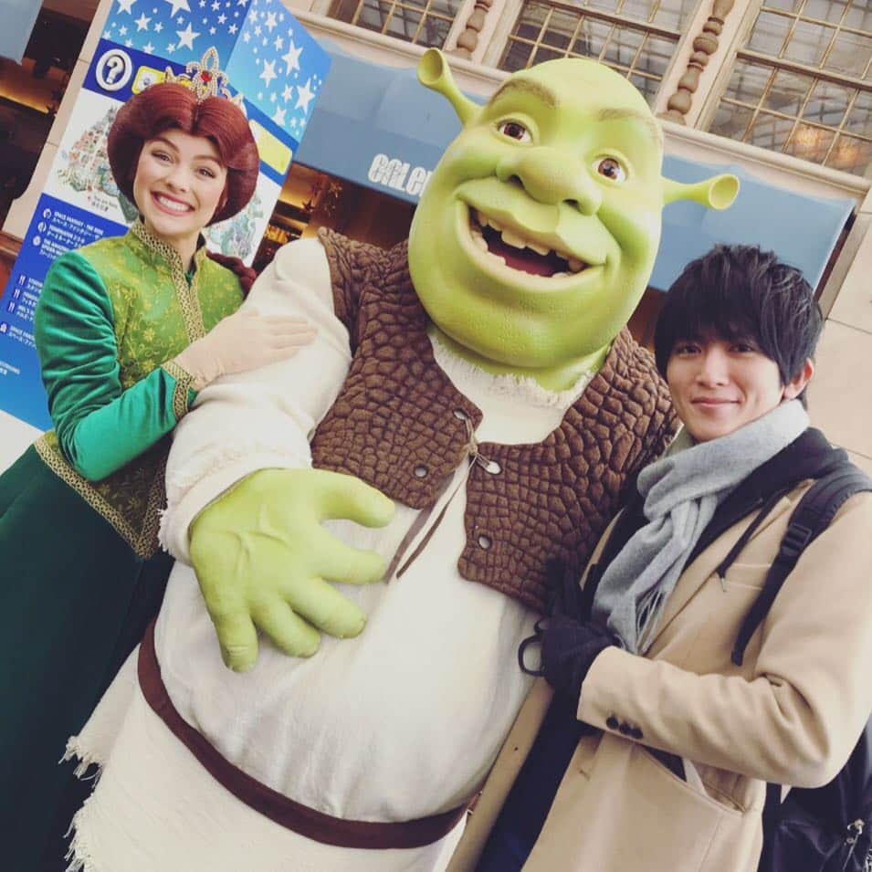 安達雅哉のインスタグラム：「今年はインスタもやっていこうかな🤔 #usj #シュレック」