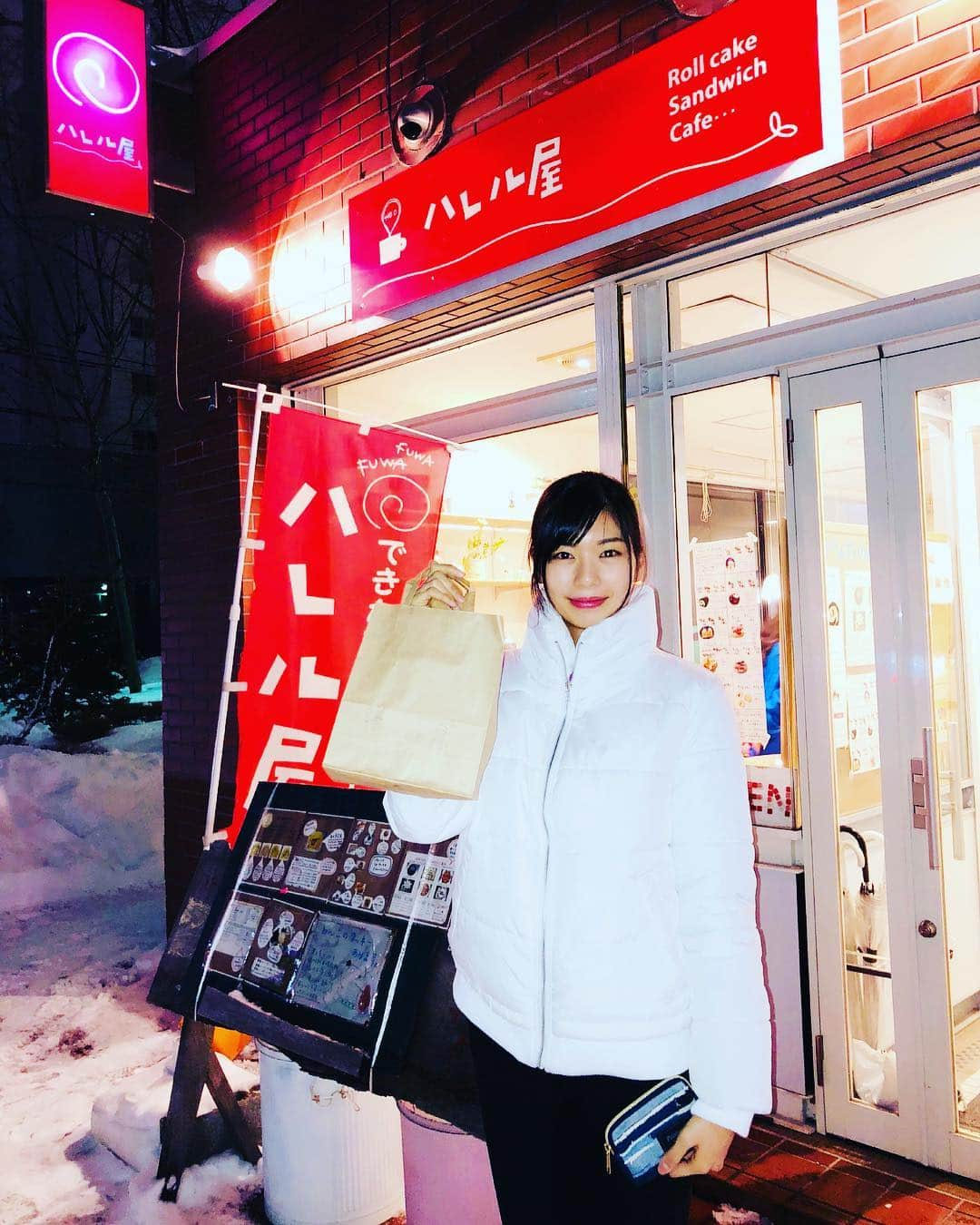 田渕亜季さんのインスタグラム写真 - (田渕亜季Instagram)「うわさのハレロール(^ ^) #ハレル屋 #札幌カフェ #札幌ケーキ  #ハレロール #ロールケーキ」1月6日 17時37分 - akitabuchi.official