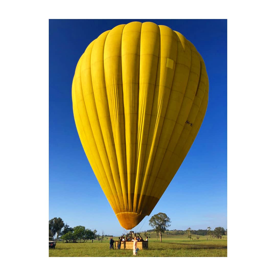山崎みどりさんのインスタグラム写真 - (山崎みどりInstagram)「生まれて初めて気球に乗る❗️ ・  気球ってこんなに大きかったの知らなかった❗️ ・  あのカゴから振り落とされたりしないのかなと不安。。 ・  でもオーストラリアの気球は、出発の際の風のチェックも厳しいらしい。なので当日に出発しない時も結構あるらしい。 だからオーストラリアの気球は1番セーフティらしい。 それを聞いて少し安心😊  #beuadesert #気球 #熱気球  #バルーニング #airballoon #goldcoast #🎈 #trip #goldcoasttoday #朝 #朝やけ #早朝出発 #空 #気持ちいい  #instagood #photooftheday #picoftheday #tripdiary  #surfersparadisebeach #bluesky  #オーストラリア #🇦🇺 #summer #オーストラリア旅行」1月6日 18時06分 - midori_yamasaki_