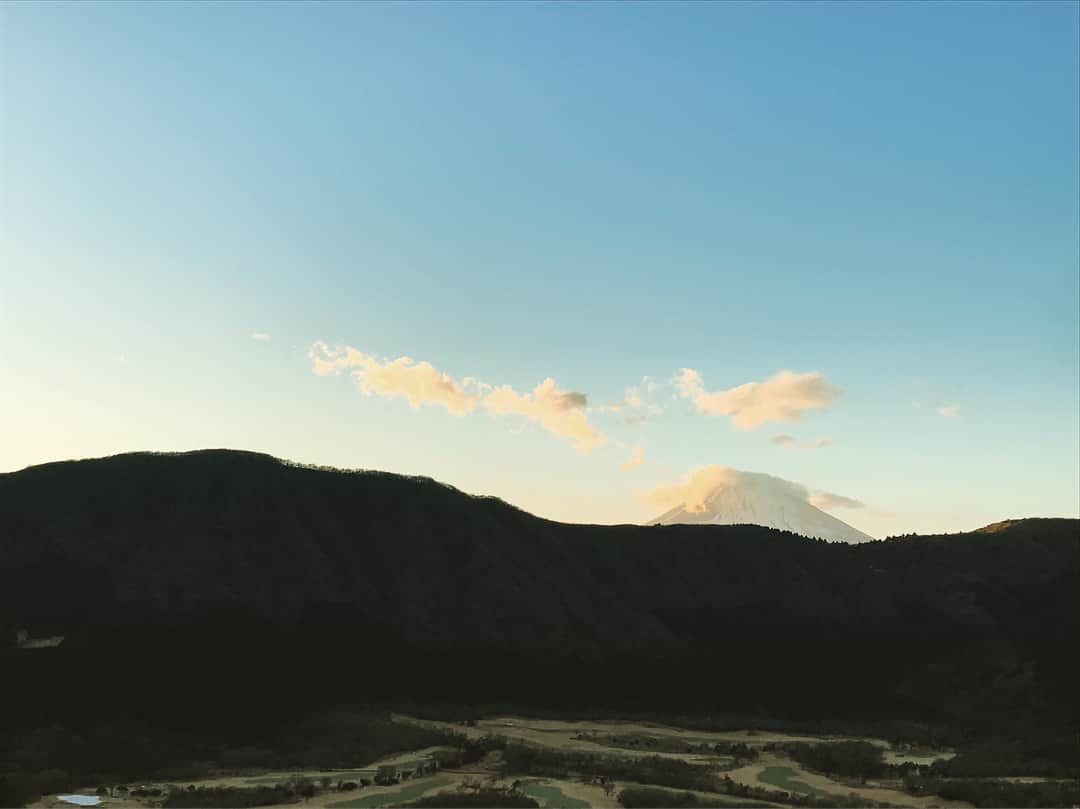 Palace Hotel Hakone / パレスホテル箱根のインスタグラム：「The last saturday of the Palace Hotel Hakone. We can only see this landscape for just a few days more.  パレスホテル箱根最後の土曜日。刻々と変化するこの景色をご覧いただけるのも、本当にあとわずかです。 #パレスホテル箱根 #PalaceHotelHakone #箱根 #hakone #夕焼  #富士山 #sunset #mtfuji #閉館まで3日 #3daysuntilclosing」