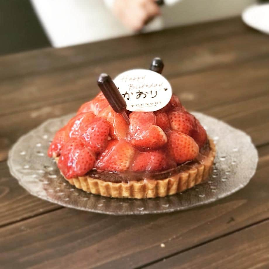 乙黒えりさんのインスタグラム写真 - (乙黒えりInstagram)「今日は懐かしいメンバーで新年会兼誕生日会☕🎂楽しかった😉♥️ ユニクロ初売りで半額で買ったマスタードイエローのカシミアニット。 今日だけで次女に引っ張られ過ぎて伸び伸びです(笑) 後ろから下から横から[ままーきてー、おなかすいたー、あそぼー]と一日中ずっと引っ張られてる気がします(笑) #ユニクロ#カシミアニット #新年会#誕生日会 #ママコーデ#ママファッション」1月6日 19時08分 - ellyotoguro