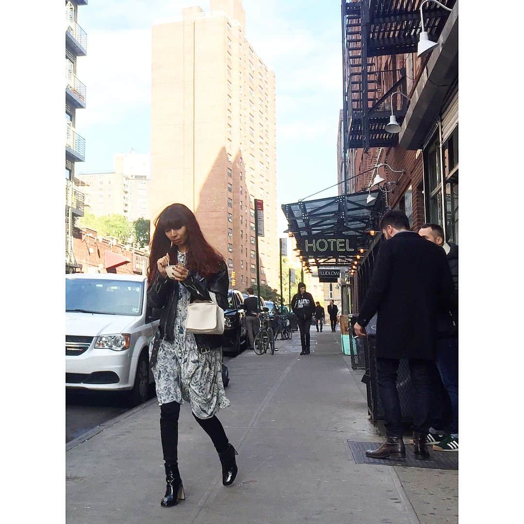 大田由香梨さんのインスタグラム写真 - (大田由香梨Instagram)「私がよく持っているこの Mini Bag❤︎ 実は、岡山の友人の縫製工場で、一緒に型紙をおこし縫ってもらいました^ ^ 岡山には古くからの帆布生地の工場があり、その美しさに惚れて、いつか、生活用品を作りたいなーと思っていました♡ 旅行用の globe trotterの内袋として試作品を自分用に作って、使いやすいサイズだったので毎日持ち歩いていたら、可愛いね〜♡と褒めていただき♡少量ですが、LAPAZのお店と自分のWEBサイト内で販売をしようと思います☺️🙌🏻 大きさは小さな小説が丁度入るサイズです。奥行きがあるので、ケータイや3つ折り財布、鍵や、少量のメイク道具は入ります☺️👍🏻 生地は倉敷帆布、ファスナーはYKKの中で最も好きなエクセラ❤︎ 縫製も岡山です^ ^ 来週の火曜日から発売いたします！！シンプルで飽きる事のないデザインでとっても使いやすいです！もちろんキャンバス生地なので汚れはつきますが、丸洗いできます♡クタクタに経年劣化のVintage感も可愛いです♡ 皆さんに使っていただけたら嬉しいです☺️🙏🏻✨ #黒のレザーは値段が高くなってしまうので発売は未定です🙏🏻 #Lifestylist #Bookbag @organic_table_by_lapaz ←こちらで販売します！ 通販はTopのBlogに火曜日に掲載します🙌🏻 #Lifework #OriginalBAG DoiくんWataruくんやっと(笑)ありがとう😊」1月6日 19時56分 - otayukari