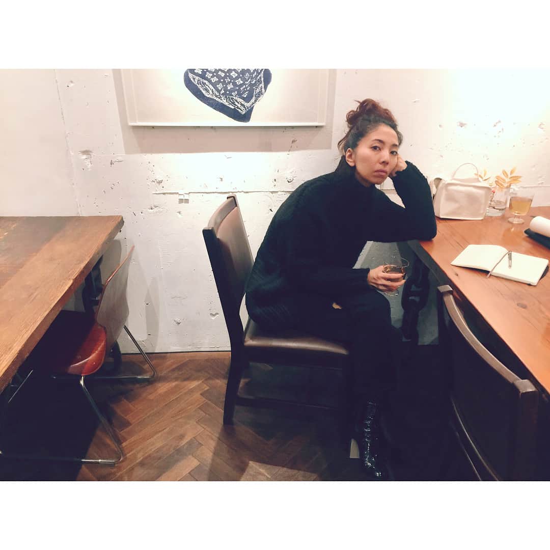 大田由香梨さんのインスタグラム写真 - (大田由香梨Instagram)「私がよく持っているこの Mini Bag❤︎ 実は、岡山の友人の縫製工場で、一緒に型紙をおこし縫ってもらいました^ ^ 岡山には古くからの帆布生地の工場があり、その美しさに惚れて、いつか、生活用品を作りたいなーと思っていました♡ 旅行用の globe trotterの内袋として試作品を自分用に作って、使いやすいサイズだったので毎日持ち歩いていたら、可愛いね〜♡と褒めていただき♡少量ですが、LAPAZのお店と自分のWEBサイト内で販売をしようと思います☺️🙌🏻 大きさは小さな小説が丁度入るサイズです。奥行きがあるので、ケータイや3つ折り財布、鍵や、少量のメイク道具は入ります☺️👍🏻 生地は倉敷帆布、ファスナーはYKKの中で最も好きなエクセラ❤︎ 縫製も岡山です^ ^ 来週の火曜日から発売いたします！！シンプルで飽きる事のないデザインでとっても使いやすいです！もちろんキャンバス生地なので汚れはつきますが、丸洗いできます♡クタクタに経年劣化のVintage感も可愛いです♡ 皆さんに使っていただけたら嬉しいです☺️🙏🏻✨ #黒のレザーは値段が高くなってしまうので発売は未定です🙏🏻 #Lifestylist #Bookbag @organic_table_by_lapaz ←こちらで販売します！ 通販はTopのBlogに火曜日に掲載します🙌🏻 #Lifework #OriginalBAG DoiくんWataruくんやっと(笑)ありがとう😊」1月6日 19時56分 - otayukari