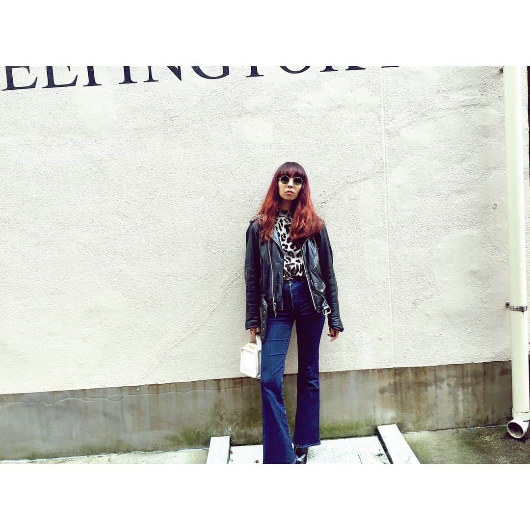大田由香梨さんのインスタグラム写真 - (大田由香梨Instagram)「私がよく持っているこの Mini Bag❤︎ 実は、岡山の友人の縫製工場で、一緒に型紙をおこし縫ってもらいました^ ^ 岡山には古くからの帆布生地の工場があり、その美しさに惚れて、いつか、生活用品を作りたいなーと思っていました♡ 旅行用の globe trotterの内袋として試作品を自分用に作って、使いやすいサイズだったので毎日持ち歩いていたら、可愛いね〜♡と褒めていただき♡少量ですが、LAPAZのお店と自分のWEBサイト内で販売をしようと思います☺️🙌🏻 大きさは小さな小説が丁度入るサイズです。奥行きがあるので、ケータイや3つ折り財布、鍵や、少量のメイク道具は入ります☺️👍🏻 生地は倉敷帆布、ファスナーはYKKの中で最も好きなエクセラ❤︎ 縫製も岡山です^ ^ 来週の火曜日から発売いたします！！シンプルで飽きる事のないデザインでとっても使いやすいです！もちろんキャンバス生地なので汚れはつきますが、丸洗いできます♡クタクタに経年劣化のVintage感も可愛いです♡ 皆さんに使っていただけたら嬉しいです☺️🙏🏻✨ #黒のレザーは値段が高くなってしまうので発売は未定です🙏🏻 #Lifestylist #Bookbag @organic_table_by_lapaz ←こちらで販売します！ 通販はTopのBlogに火曜日に掲載します🙌🏻 #Lifework #OriginalBAG DoiくんWataruくんやっと(笑)ありがとう😊」1月6日 19時56分 - otayukari