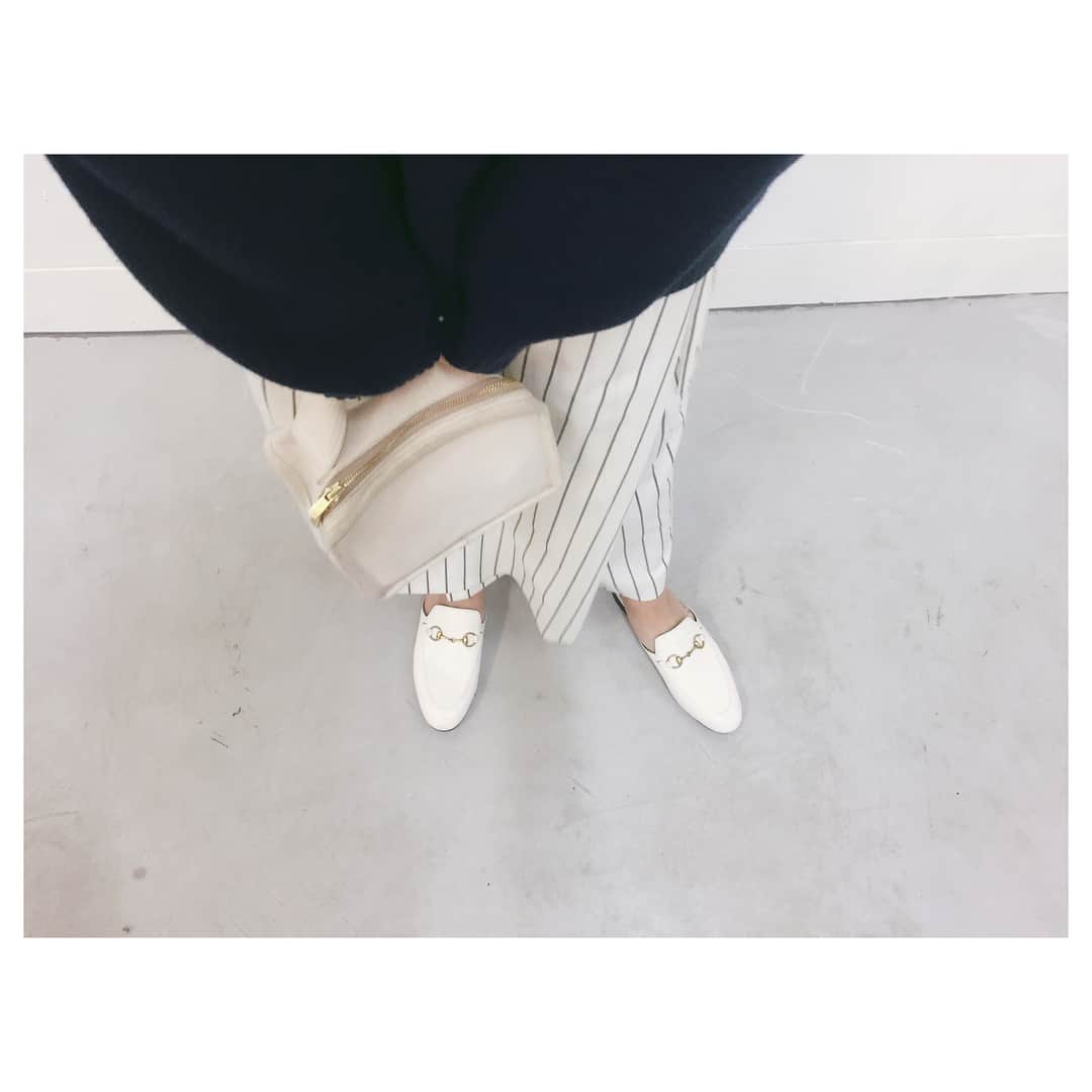 大田由香梨さんのインスタグラム写真 - (大田由香梨Instagram)「私がよく持っているこの Mini Bag❤︎ 実は、岡山の友人の縫製工場で、一緒に型紙をおこし縫ってもらいました^ ^ 岡山には古くからの帆布生地の工場があり、その美しさに惚れて、いつか、生活用品を作りたいなーと思っていました♡ 旅行用の globe trotterの内袋として試作品を自分用に作って、使いやすいサイズだったので毎日持ち歩いていたら、可愛いね〜♡と褒めていただき♡少量ですが、LAPAZのお店と自分のWEBサイト内で販売をしようと思います☺️🙌🏻 大きさは小さな小説が丁度入るサイズです。奥行きがあるので、ケータイや3つ折り財布、鍵や、少量のメイク道具は入ります☺️👍🏻 生地は倉敷帆布、ファスナーはYKKの中で最も好きなエクセラ❤︎ 縫製も岡山です^ ^ 来週の火曜日から発売いたします！！シンプルで飽きる事のないデザインでとっても使いやすいです！もちろんキャンバス生地なので汚れはつきますが、丸洗いできます♡クタクタに経年劣化のVintage感も可愛いです♡ 皆さんに使っていただけたら嬉しいです☺️🙏🏻✨ #黒のレザーは値段が高くなってしまうので発売は未定です🙏🏻 #Lifestylist #Bookbag @organic_table_by_lapaz ←こちらで販売します！ 通販はTopのBlogに火曜日に掲載します🙌🏻 #Lifework #OriginalBAG DoiくんWataruくんやっと(笑)ありがとう😊」1月6日 19時56分 - otayukari
