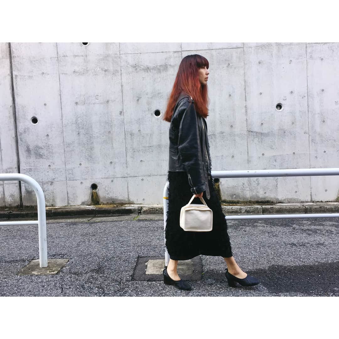 大田由香梨さんのインスタグラム写真 - (大田由香梨Instagram)「私がよく持っているこの Mini Bag❤︎ 実は、岡山の友人の縫製工場で、一緒に型紙をおこし縫ってもらいました^ ^ 岡山には古くからの帆布生地の工場があり、その美しさに惚れて、いつか、生活用品を作りたいなーと思っていました♡ 旅行用の globe trotterの内袋として試作品を自分用に作って、使いやすいサイズだったので毎日持ち歩いていたら、可愛いね〜♡と褒めていただき♡少量ですが、LAPAZのお店と自分のWEBサイト内で販売をしようと思います☺️🙌🏻 大きさは小さな小説が丁度入るサイズです。奥行きがあるので、ケータイや3つ折り財布、鍵や、少量のメイク道具は入ります☺️👍🏻 生地は倉敷帆布、ファスナーはYKKの中で最も好きなエクセラ❤︎ 縫製も岡山です^ ^ 来週の火曜日から発売いたします！！シンプルで飽きる事のないデザインでとっても使いやすいです！もちろんキャンバス生地なので汚れはつきますが、丸洗いできます♡クタクタに経年劣化のVintage感も可愛いです♡ 皆さんに使っていただけたら嬉しいです☺️🙏🏻✨ #黒のレザーは値段が高くなってしまうので発売は未定です🙏🏻 #Lifestylist #Bookbag @organic_table_by_lapaz ←こちらで販売します！ 通販はTopのBlogに火曜日に掲載します🙌🏻 #Lifework #OriginalBAG DoiくんWataruくんやっと(笑)ありがとう😊」1月6日 19時56分 - otayukari