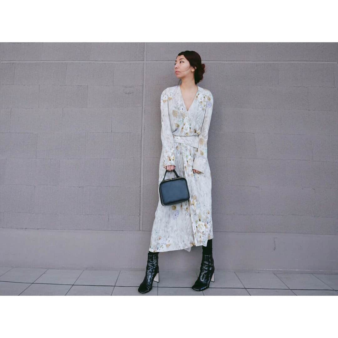 大田由香梨さんのインスタグラム写真 - (大田由香梨Instagram)「私がよく持っているこの Mini Bag❤︎ 実は、岡山の友人の縫製工場で、一緒に型紙をおこし縫ってもらいました^ ^ 岡山には古くからの帆布生地の工場があり、その美しさに惚れて、いつか、生活用品を作りたいなーと思っていました♡ 旅行用の globe trotterの内袋として試作品を自分用に作って、使いやすいサイズだったので毎日持ち歩いていたら、可愛いね〜♡と褒めていただき♡少量ですが、LAPAZのお店と自分のWEBサイト内で販売をしようと思います☺️🙌🏻 大きさは小さな小説が丁度入るサイズです。奥行きがあるので、ケータイや3つ折り財布、鍵や、少量のメイク道具は入ります☺️👍🏻 生地は倉敷帆布、ファスナーはYKKの中で最も好きなエクセラ❤︎ 縫製も岡山です^ ^ 来週の火曜日から発売いたします！！シンプルで飽きる事のないデザインでとっても使いやすいです！もちろんキャンバス生地なので汚れはつきますが、丸洗いできます♡クタクタに経年劣化のVintage感も可愛いです♡ 皆さんに使っていただけたら嬉しいです☺️🙏🏻✨ #黒のレザーは値段が高くなってしまうので発売は未定です🙏🏻 #Lifestylist #Bookbag @organic_table_by_lapaz ←こちらで販売します！ 通販はTopのBlogに火曜日に掲載します🙌🏻 #Lifework #OriginalBAG DoiくんWataruくんやっと(笑)ありがとう😊」1月6日 19時56分 - otayukari