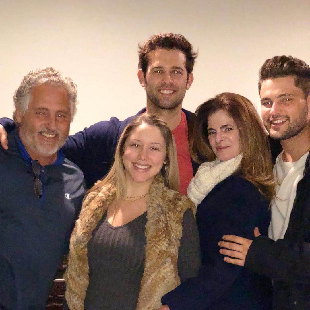 ニック・マルティネスのインスタグラム：「53 never looked so good! Happy birthday mom!」