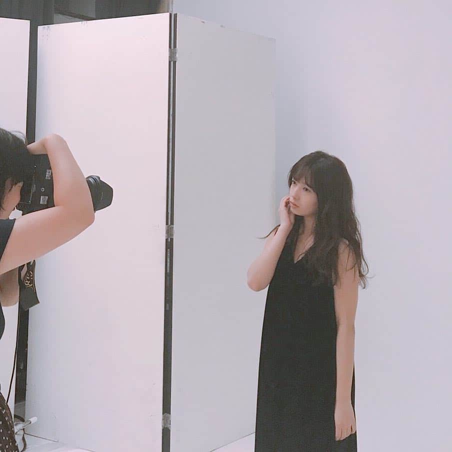 乃木坂46のインスタグラム：「今日のオフショットは#斉藤優里 さん💛黒のワンピースで大人っぽい雰囲気でした☺️ #N46MODE #乃木坂46 #斉藤優里」