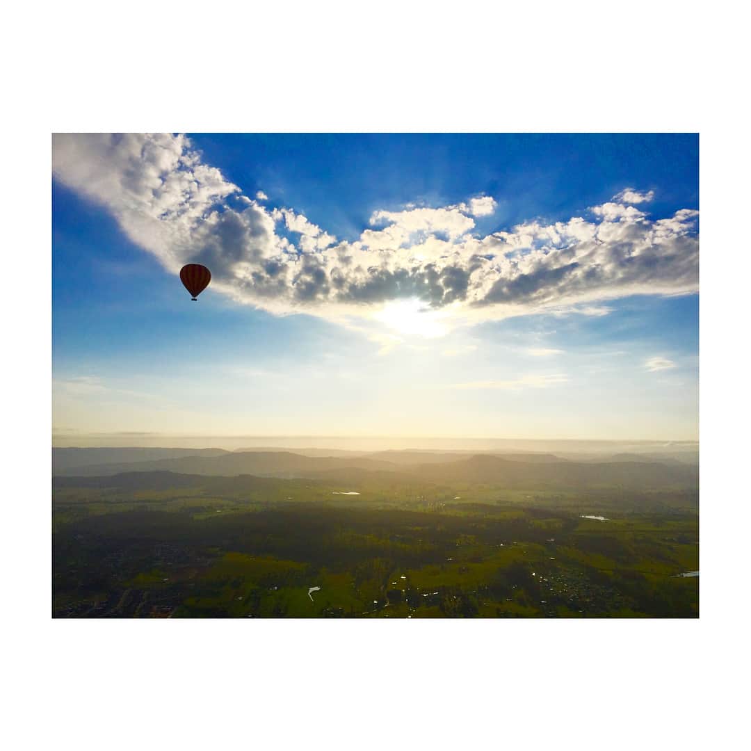 山崎みどりさんのインスタグラム写真 - (山崎みどりInstagram)「圧巻 感動 壮大・・ なんて言っていいかわからないくらいの景色 ・  気球に乗って良かったのは間違いないと確信した絶景。 ・  この時は、もう怖いとかなかった ・  ただただ吸い込まれそうになりました。 ・  #beuadesert #気球 #熱気球  #バルーニング #airballoon #goldcoast #🎈 #trip #高所 #sky #goldcoasttoday #朝 #感動 #絶景 #壮大 #人生で一度は経験するべき #空 #気持ちいい  #自然 #photooftheday #beautiful #beautifulsky #tripdiary  #surfersparadisebeach #bluesky  #オーストラリア #🇦🇺 #summer #オーストラリア旅行」1月7日 0時26分 - midori_yamasaki_