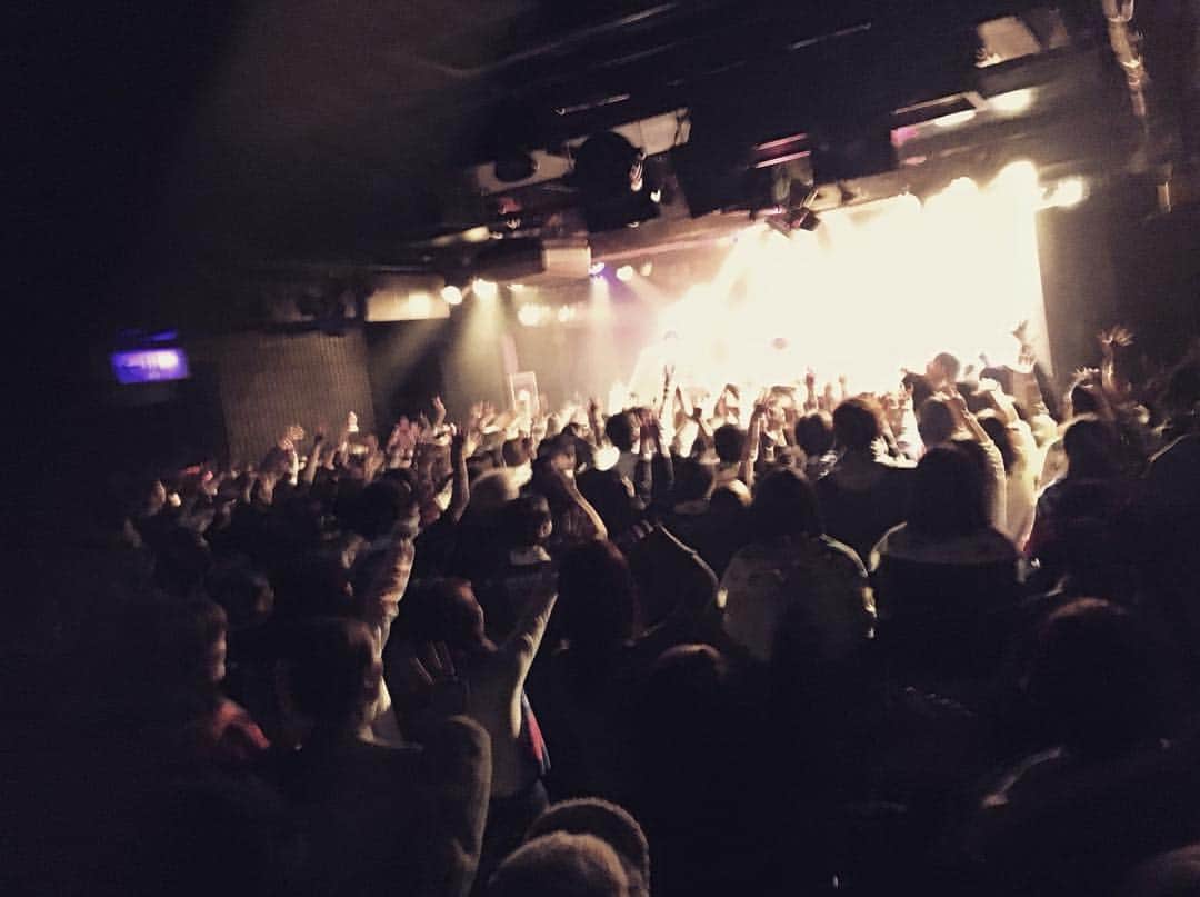 のインスタグラム：「. みんな今日はツアー3日目！ 熊谷まで来てくれてありがとー！！ . おれは一人一人の顔が見えるんだけどさ、 めっちゃいい顔してみてくれてて嬉しいよ！ オレらはオレららしくいくからさ！ . みんながいてオレらは生かされてるから、 みんながいないと何も始まらないんだ。 . だから、 一緒に音楽作ってくれてありがとう！ これからもずっと一緒に音楽作っていこうね✨ . ってことで明日も宇都宮！！ 遊びに来てくれよなー！！ 待ってるから！(*^^*)」