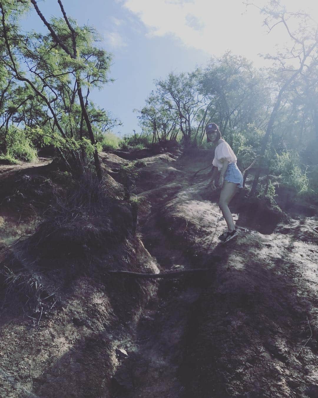 小泉里子さんのインスタグラム写真 - (小泉里子Instagram)「肌寒いハワイだけど、ハイキングするとさすがに汗だくだわ。気持ちよかったな。#hiking #pillbox #hawaii」1月7日 15時31分 - satokokoizum1