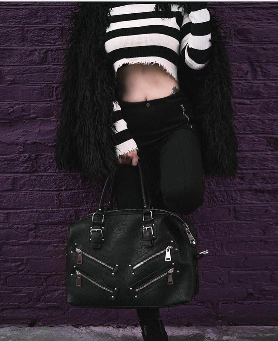 ヴァルカ・ジェームスのインスタグラム：「Recently modeled for one of my favorite stores, @foxbloodshop! Shot by @sydneyireneproductions Go check out this store, bad ass goth chic attire from a female owned and operated company.」