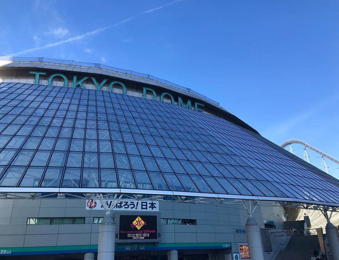 B’zさんのインスタグラム写真 - (B’zInstagram)「B'z LIVE-GYM 2017-2018 “LIVE DINOSAUR” at TOKYO DOME Day1! #Bz #Dinosaur」1月7日 11時25分 - bz_official_insta