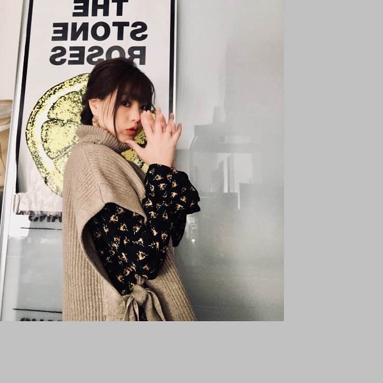 松本さゆきのインスタグラム：「・ #今日届いた 服 #dholic  買うか買わないか散々迷って２回ぐらいキャンセルしてでも結局気になってやっぱり買ったニット。 もっと早く買っときゃよかったわ(￣▽￣)」