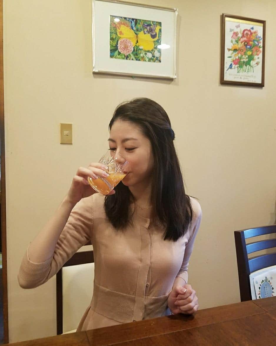 のインスタグラム：「おぱよ♡フレッシュジュースで美人になろう🍹 ・ #お庭にできた  #はっさく  #入ってるよ  #ビタミンcたっぷり #お正月ぶとり  #しちゃった #正面から #写真とれない  #厳しい現実 #4つ目のボタンはずれてる #でもへっちゃら #happyにいこう #黒坂真美 #kurosakamami #女優 #actress」