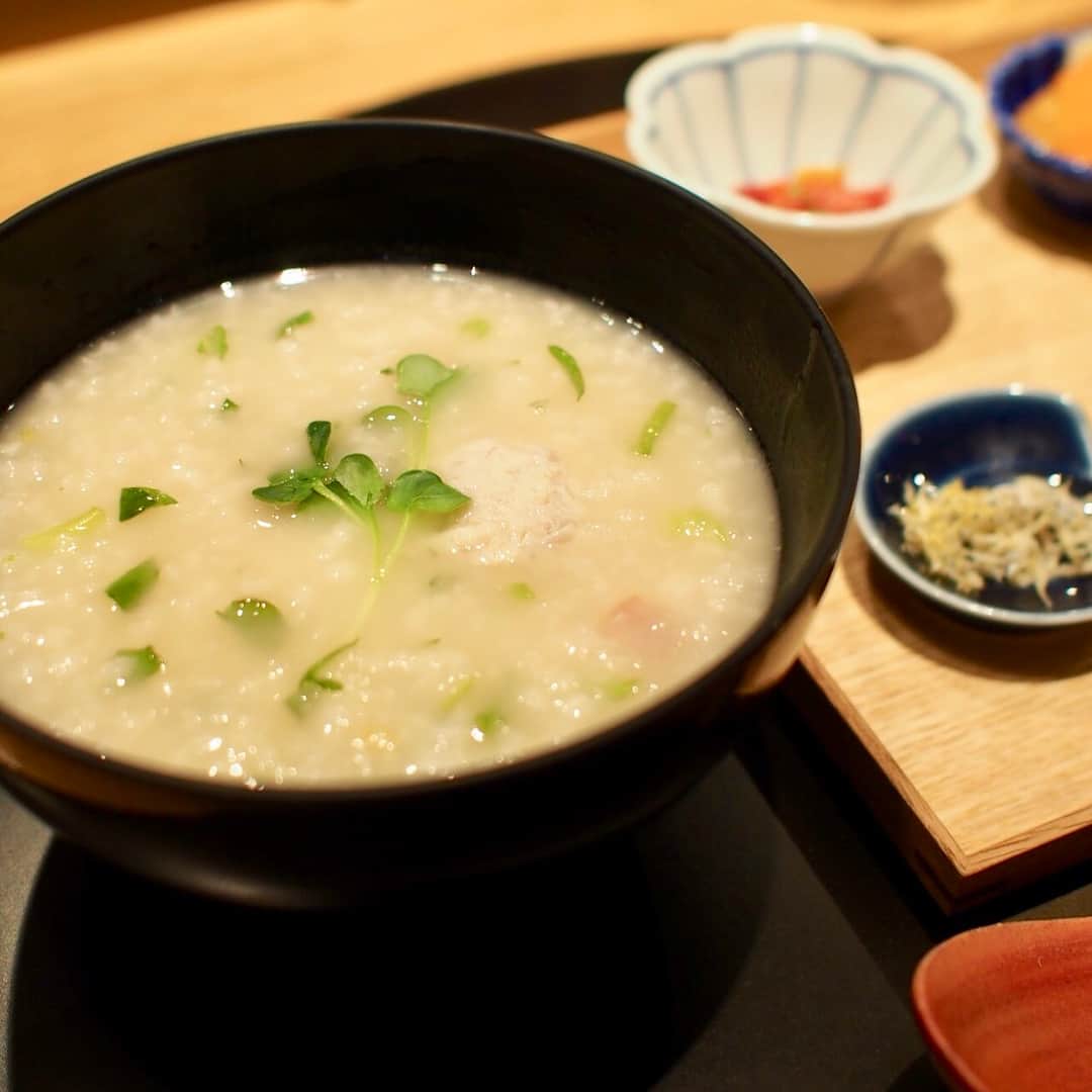 スープストックトーキョー 公式さんのインスタグラム写真 - (スープストックトーキョー 公式Instagram)「七草粥を身近に楽しむ。🌿 ． 今日も朝から多くのご来店をいただき ありがとうございます。 「毎年楽しみにしているんです。」 そんなお声がけもいただき、とても嬉しく思います。 ． 品川駅構内の「おだし東京」では 「#はかた一番どりの七草粥」をご用意しました。 ６種類のトッピングをお好みでくわえて お楽しみいただけます。 ． たまプラーザテラス店では お子様連れのお客さまもご来店。 世代を問わずお召し上がりいただける やさしいお味になっていますので、 お持ち帰りにもおすすめです。 ． ■取扱店舗：Soup Stock Tokyo全店、 家で食べるSoup Stock Tokyo一部店舗、おだし東京 ■販売期間：2018年1月7日(日)のみ 📝詳細はプロフィールトップよりご覧ください。 . #soupstocktokyo#soupstock #スープストックトーキョー#スープストック #七草粥#七草がゆ#七草#瀬戸内産真鯛の七草粥 #おだし東京#たまプラーザテラス」1月7日 13時00分 - soupstocktokyo