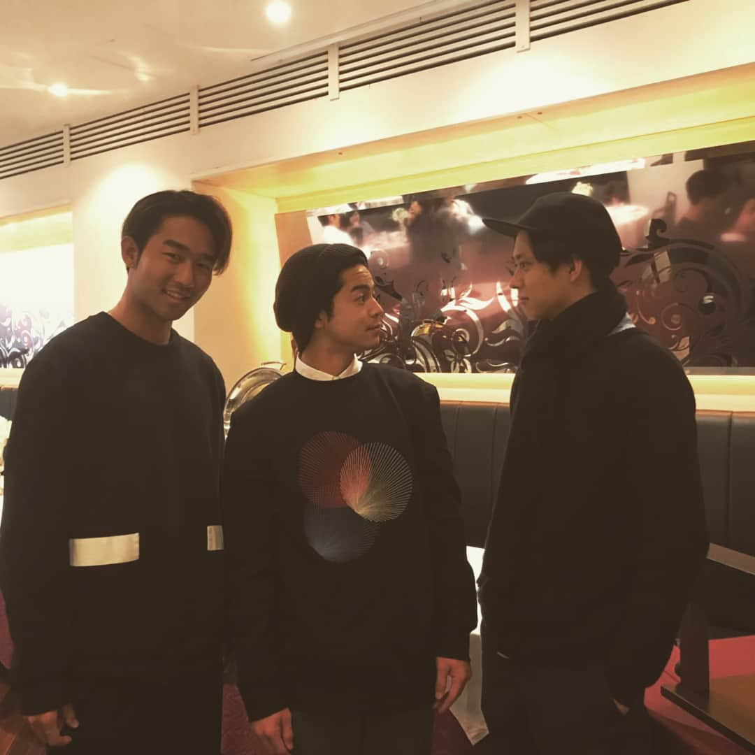 菅谷哲也さんのインスタグラム写真 - (菅谷哲也Instagram)「今日は事務所の新年会でした！2018年絶対いい年にしてみせる！正人くんとも久々に会えて嬉しかった〜✌️勝大くんと俺、、笑 そして新年会終わりで舞台「KEIKI 夏目漱石推理帳」へ！ 2日目もご来場いただきました皆様ありがとうございました！ 今日は事務所の先輩方も観にきてくれました！ 明日は2公演！がんばろー👌 皆様、是非お待ちしております！  #謹賀新年 #エヴァーグリーン」1月8日 0時58分 - tetsuyasugaya