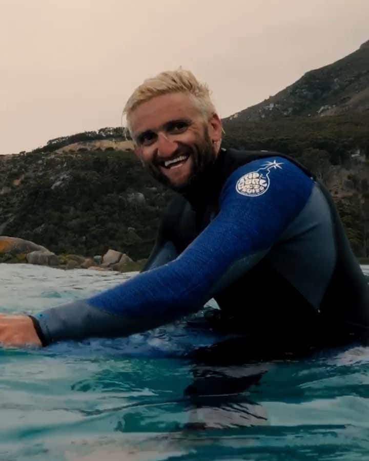 ケイシー・ネイスタットのインスタグラム：「i don’t know how to 🏄 but @pauldanielvideo (<— follow him) is an amazing cinematographer 🎥  and makes me look good.. @danthedirector literally pushed me onto waves the way you do with children 😜」